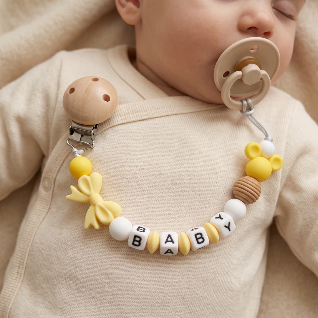 Baby Food Yellow - ที่จับยางกัดซิลิโคนสำหรับเด็ก พร้อมชื่อสั่งทำพิเศษ โบว์สีเหลือง คลิปหนีบจุกนมไม้ ปลอดสาร BPA